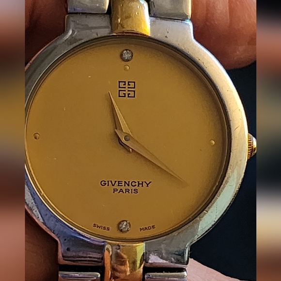 GIVENCHY WATCH SUPER CUTE 💕 - Picture 4 of 6